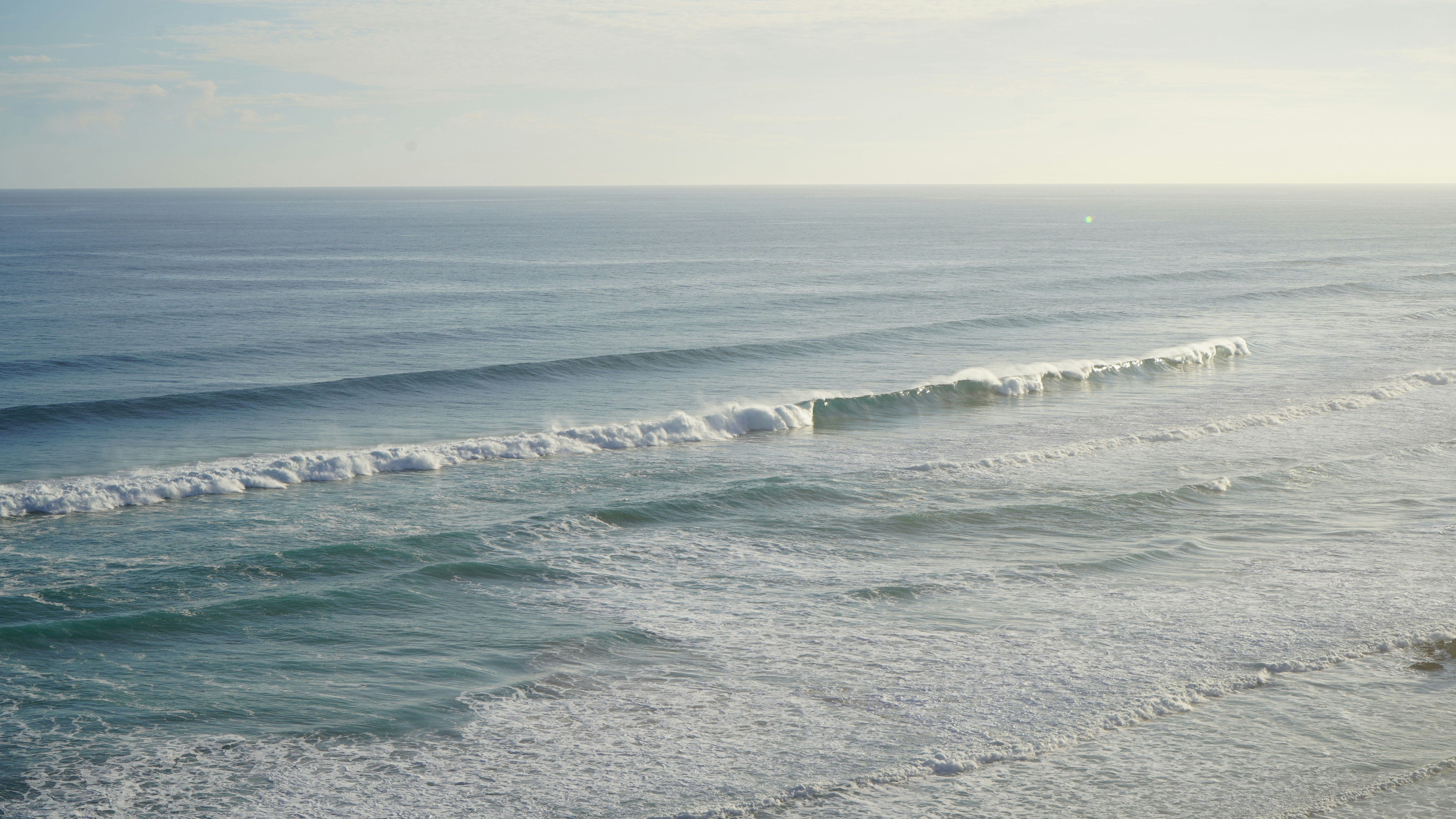 waves crashing on shore symbolizng peace and tranquility achieved from particpating in therapy at north shore professional therapy with Sarah Haugh, LMHC