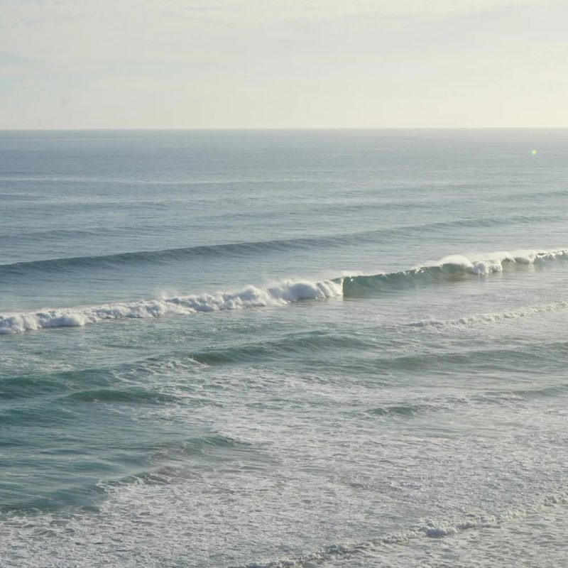 waves crashing on shore symbolizng peace and tranquility achieved from particpating in anxiety therapy or trauma therapy at north shore therapy.